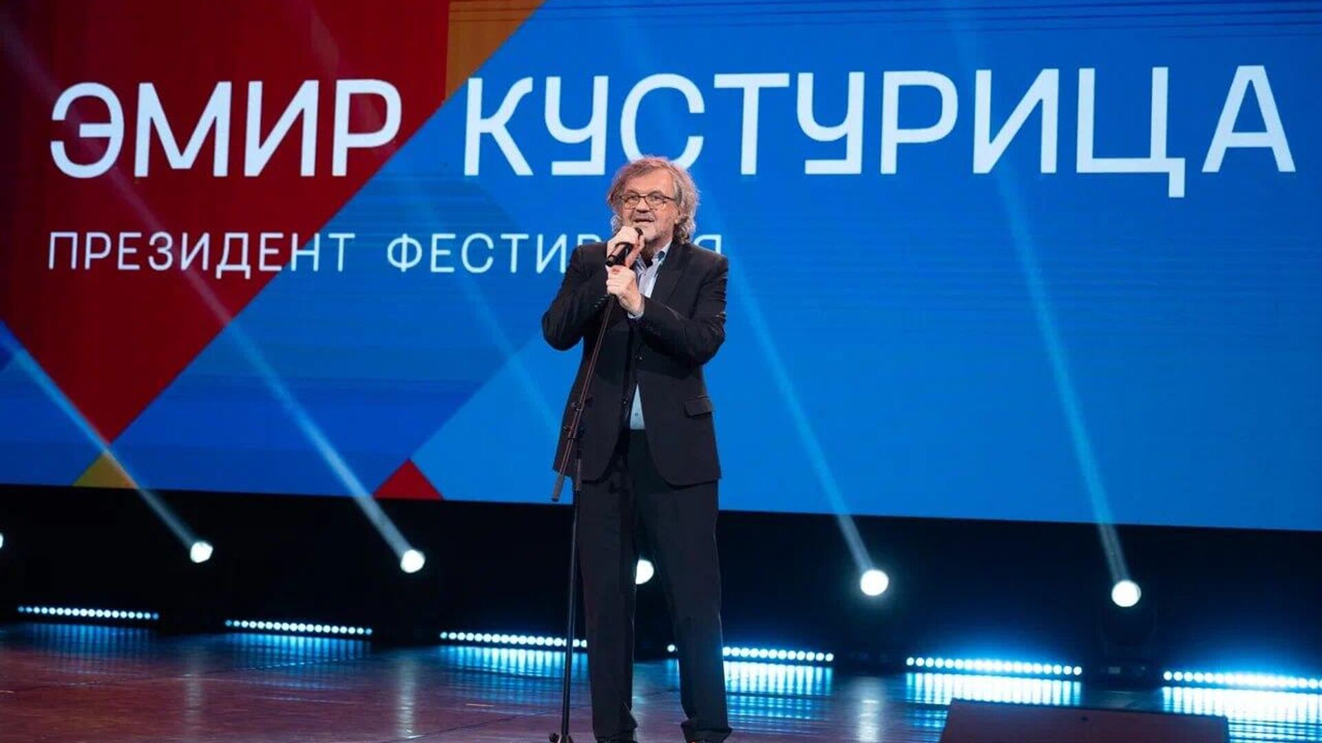 Редитељ Емир Кустурица отворио Међународни филмски фестивал „Дух ватре“ у Русији Редитељ Емир Кустурица отворио Међународни филмски фестивал „Дух ватре“ у Русији - Sputnik Србија, 1920, 07.03.2025