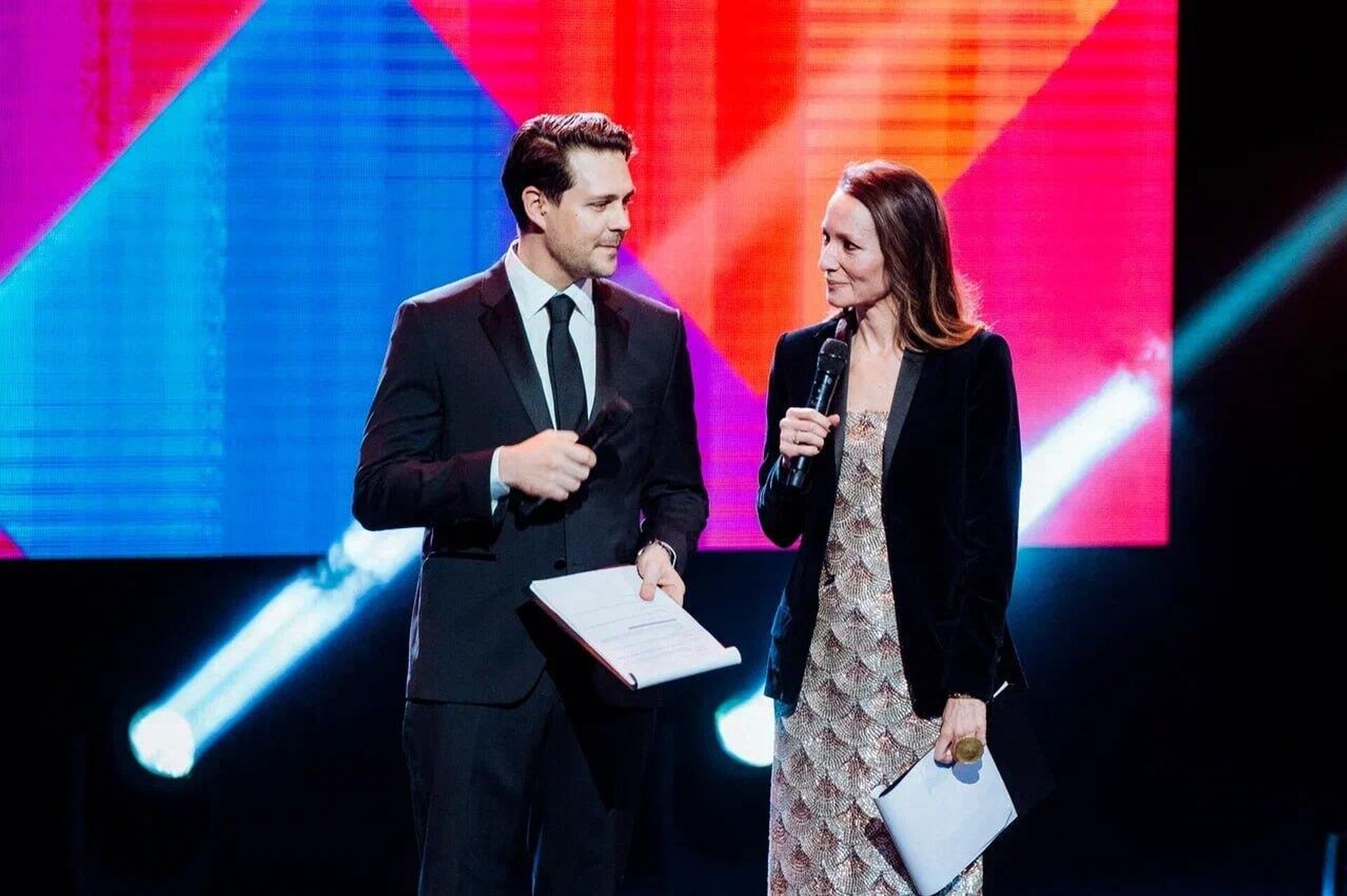 ТВ водитељка Дарија Златопољска и глумац Милош Биковић на отварању 23. Међународног фестивала дебитантског филма „Дух ватре“ ТВ водитељка Дарија Златопољска и глумац Милош Биковић на отварању 23. Међународног фестивала дебитантског филма „Дух ватре“ - Sputnik Србија, 1920, 07.03.2025