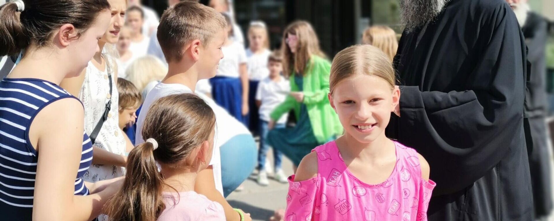 Игуман Методије и његови домаћини на дочеку у Чачку - Sputnik Србија, 1920, 09.03.2025