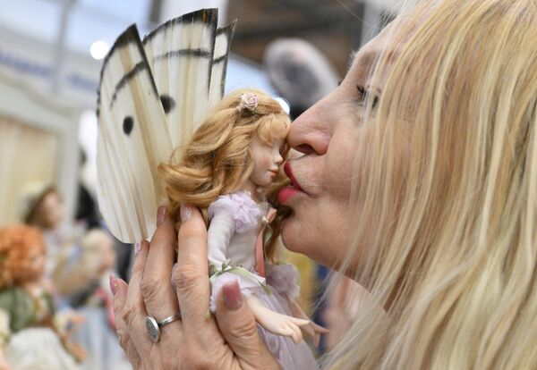 „Пролећни бал ауторских лутака“ у трговинско-изложбеном центру Тишинка на Алтају. - Sputnik Србија