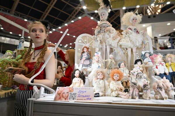 „Пролећни бал ауторских лутака“ у трговинско-изложбеном центру Тишинка на Алтају. - Sputnik Србија