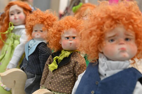 „Пролећни бал ауторских лутака“ у трговинско-изложбеном центру Тишинка на Алтају. - Sputnik Србија