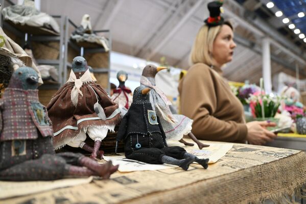 „Пролећни бал ауторских лутака“ у трговинско-изложбеном центру Тишинка на Алтају. - Sputnik Србија