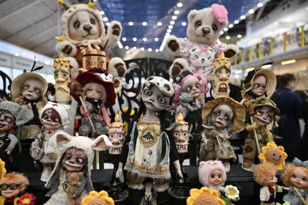 „Пролећни бал ауторских лутака“ у трговинско-изложбеном центру Тишинка на Алтају. - Sputnik Србија