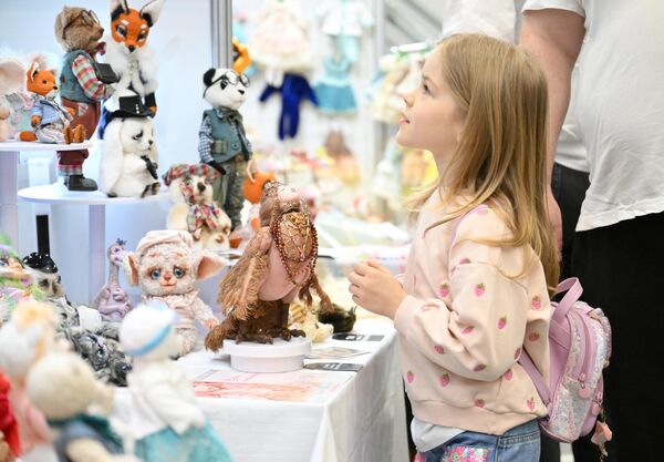 „Пролећни бал ауторских лутака“ у трговинско-изложбеном центру Тишинка на Алтају. - Sputnik Србија