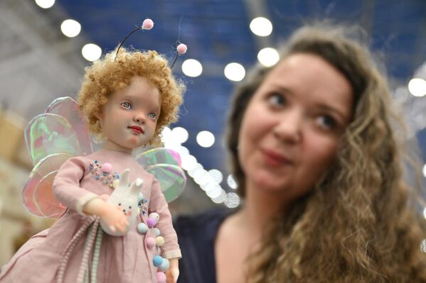 „Пролећни бал ауторских лутака“ у трговинско-изложбеном центру Тишинка на Алтају. - Sputnik Србија