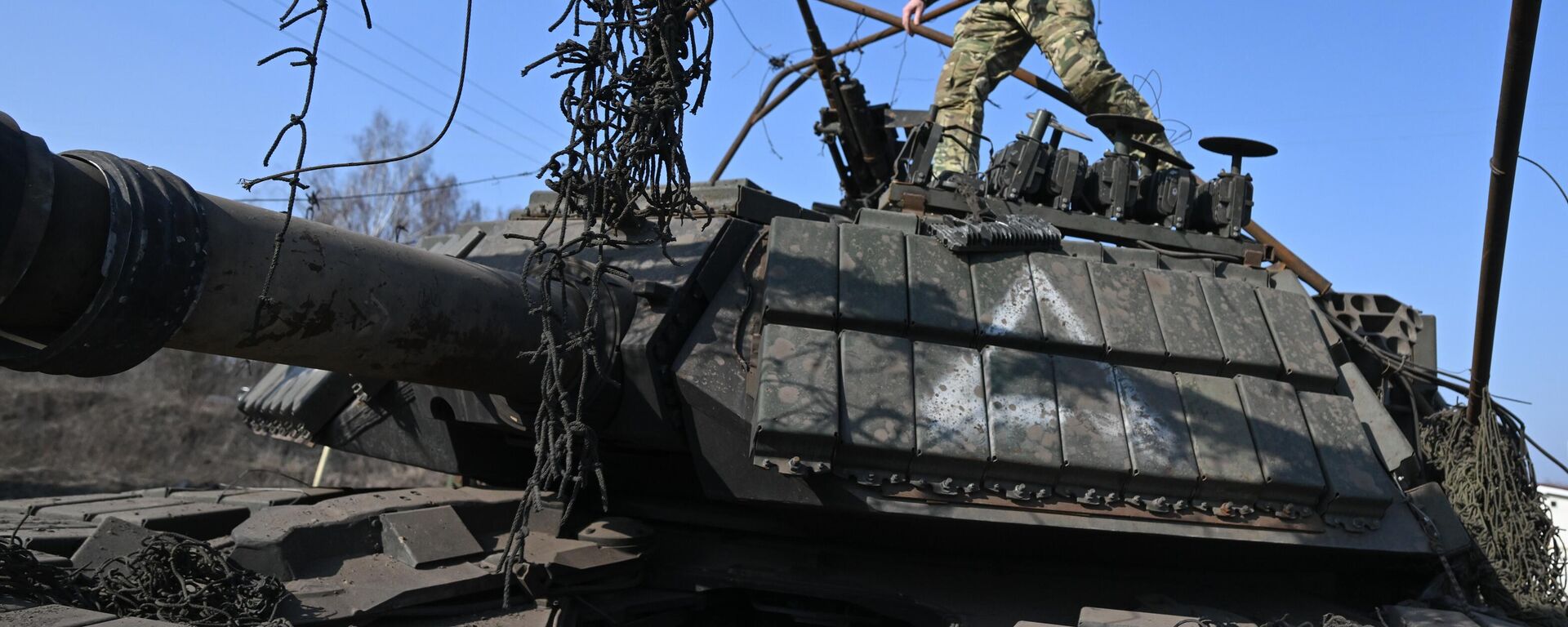 Vojnik grupe Sever na uništenom ukrajinskom tenku abrams u zoni specijalne vojne operacije - Sputnik Srbija, 1920, 11.03.2025