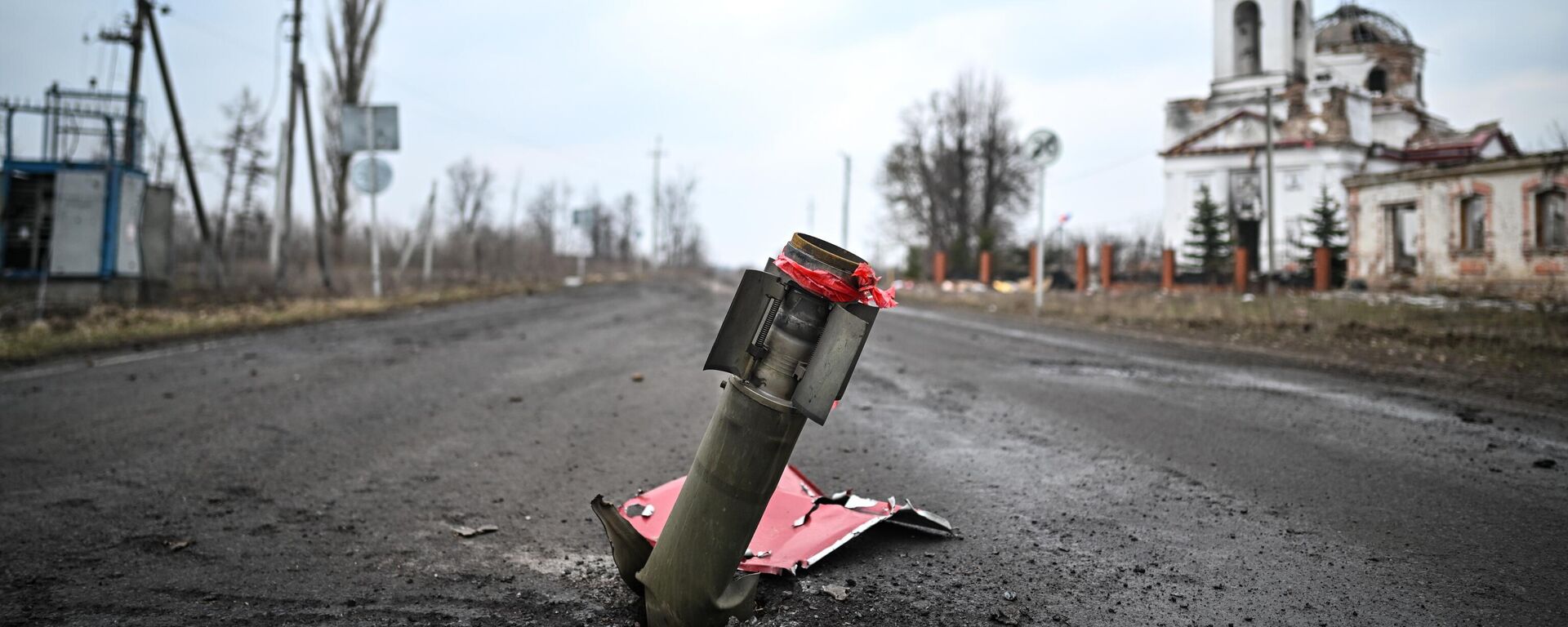 Остатак гранате поред цркве у селу у Курској области  - Sputnik Србија, 1920, 26.05.2025