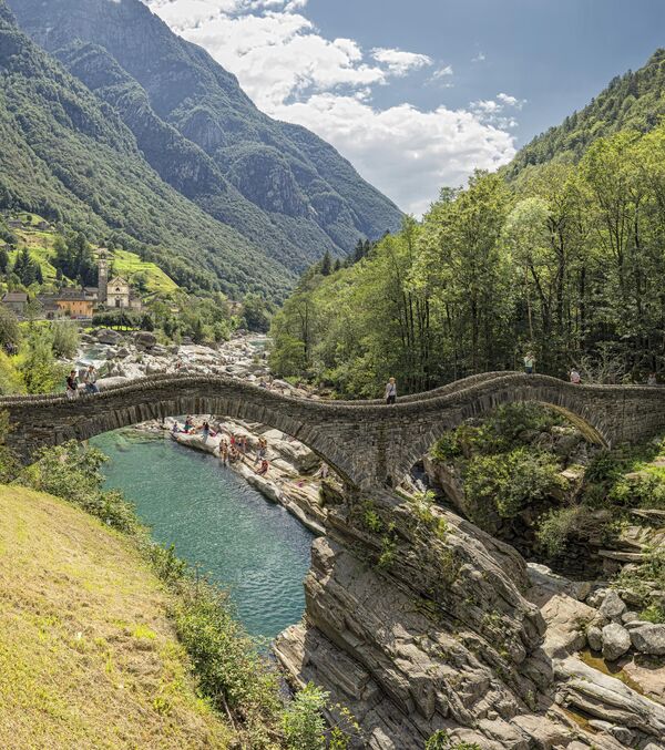 Kristalno čista reka Verzasca, Švajcarska.  Jedna od najneobičnijih stvari vezanih za ovu reku je ta što u njoj nema biljnog i životinjskog sveta, zbog čega je verovatno i toliko čista. - Sputnik Srbija