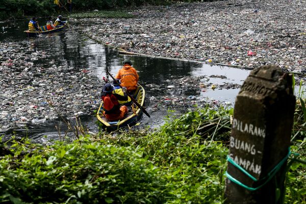 Citarum (Indonezija). Ova reka je jako zagađena kao rezultat ljudske aktivnosti, a u njenom slivu živi oko pet miliona ljudi. - Sputnik Srbija