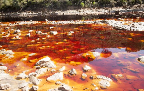 Rio Tinto (Španija) je najkiselija reka na svetu (pH 1,7-2,5) sa crvenom vodom. Zanimljivo je da njegova voda nije pogodna za piće, ali se koristi u lečenju kožnih bolesti. - Sputnik Srbija