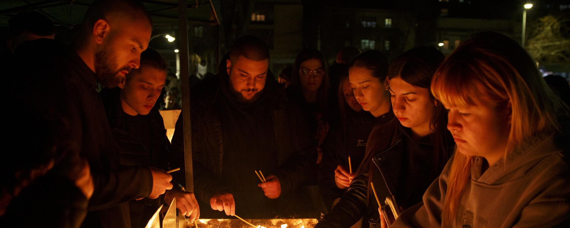 Narod Severne Makedonije pali sveće za stradale u tragediji u Kočanima - Sputnik Srbija, 1920, 20.03.2025