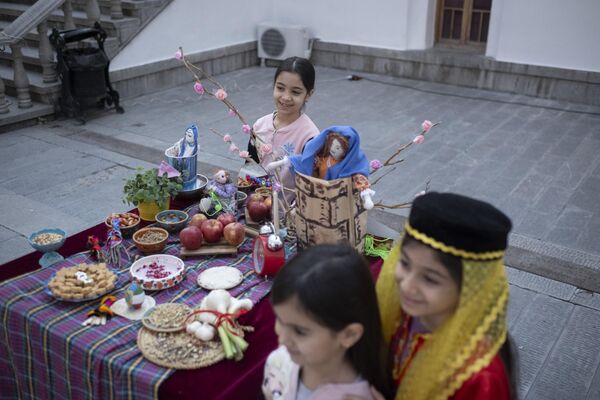 Proleće, kao simbol buđenja i rađanja, uzimano je za početak nove godine kod mnogih starih naroda, uključujući i Stare Slovene. Pa, tako i iranska Nova godina označava prvi dan proleća i početak godine prema persijskom kalendaru. - Sputnik Srbija