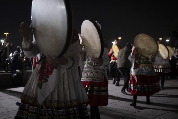 Iako se tradicije i običaji koji prate proslavu iranske Nove godine razlikuju od zemlje do zemlje, postoje i mnoge zajedničke karakteristike. U većini regiona pripreme počinju i nekoliko nedelja pre samog datuma praznika. Izvode se ritualni plesovi koji uključuju preskakanje vatre i potoka. - Sputnik Srbija