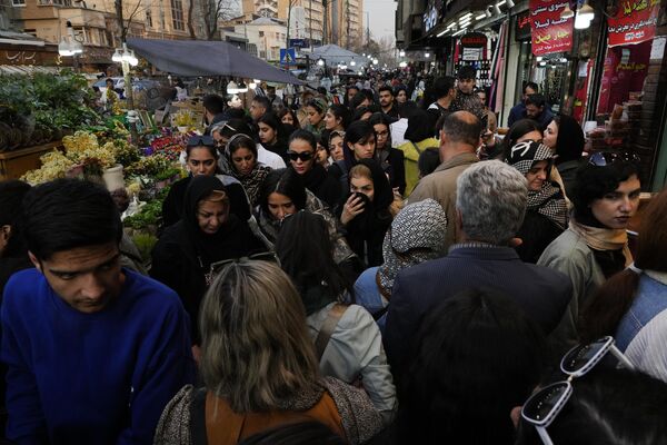 Tradicionalno, na sam dan iranske Nove godine priređuju se gozbe, posećuju članovi porodice i prijatelji i razmenjuju pokloni. Deca često dobijaju male igračke i igraju se šareno ofarbanim jajima. - Sputnik Srbija