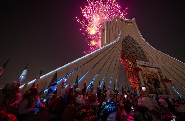 U Iranu proslava Nove godine, odnosno, Noruza traje trinaest dana. Trinaestog dana, u okviru ceremonije Sizdebedar, Iranci odlaze u prirodu na piknik. - Sputnik Srbija