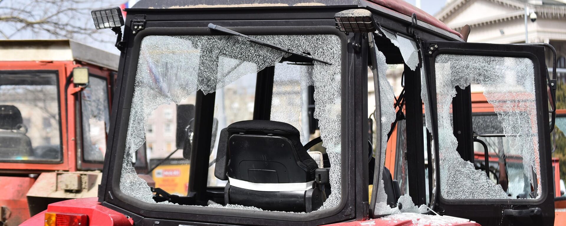  Демолирани трактори испред Пионирског парка - Sputnik Србија, 1920, 10.04.2025