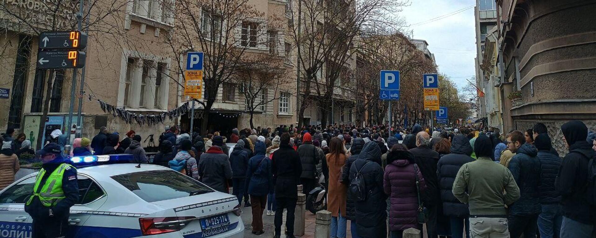 Грађани испред Амбасаде Македоније одају пошту страдалима у пожару - Sputnik Србија, 1920, 18.03.2025