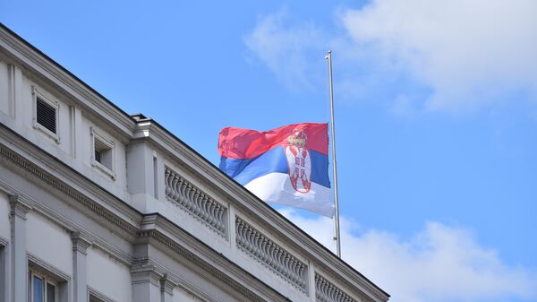 Zastave na pola koplja Dan žalosti  - Sputnik Srbija