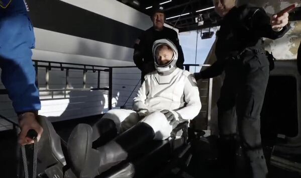 Постепено се спуштајући према Земљи капсула је превезла астронауте са свемирске станице која се налази у орбити на око 400 километара изнад нивоа мора, према густом унутрашњем слоју атмосфере. - Sputnik Србија