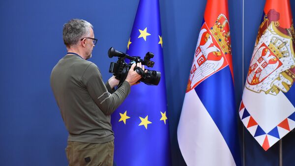Zastave EU i Srbije  - Sputnik Srbija