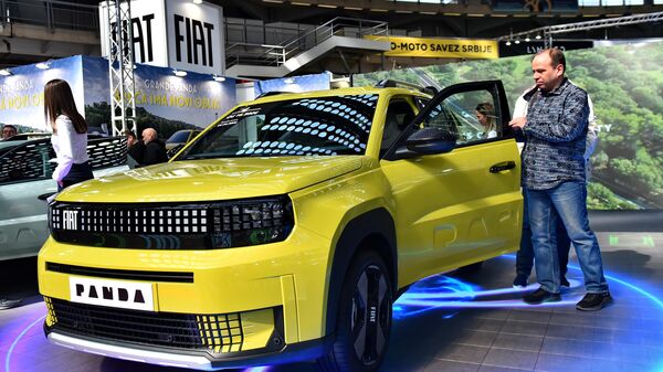 Fiat Grande Panda na našem tržištu biće dostupan u dve verzije: električnoj verziji sa baterijom od 44 kWh, kombinovanim dometom od 320 km prema WLTP standardima i e-motorom snage 83 kW (113 KS) i  hibridnoj verziji sa turbo 1.2-litarskim trocilindarskim motorom, 100 KS, 48V Li-ion baterijom i eDCT automatskim menjačem „easy drive“ - Sputnik Srbija