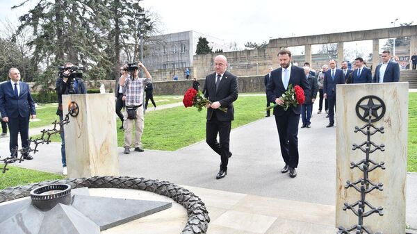 Ministar bez portfelja zadužen za međunarodnu ekonomsku saradnju i oblast društvenog položaja crkve u zemlji i inostranstvu Nenad Popović i zamenik šefa administracije predsednika Ruske Federacije, Maksim Oreškin - Sputnik Srbija