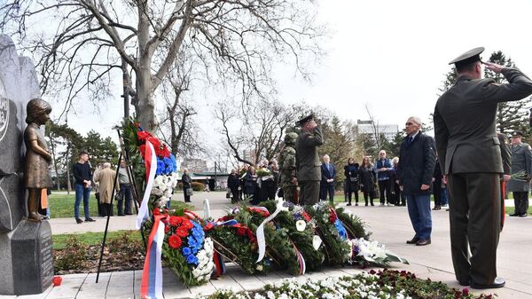 Ambasador Aleksandar Bocan-Harčenko položio venac kod Spomenika deci stradaloj u NATO agresiji. - Sputnik Srbija