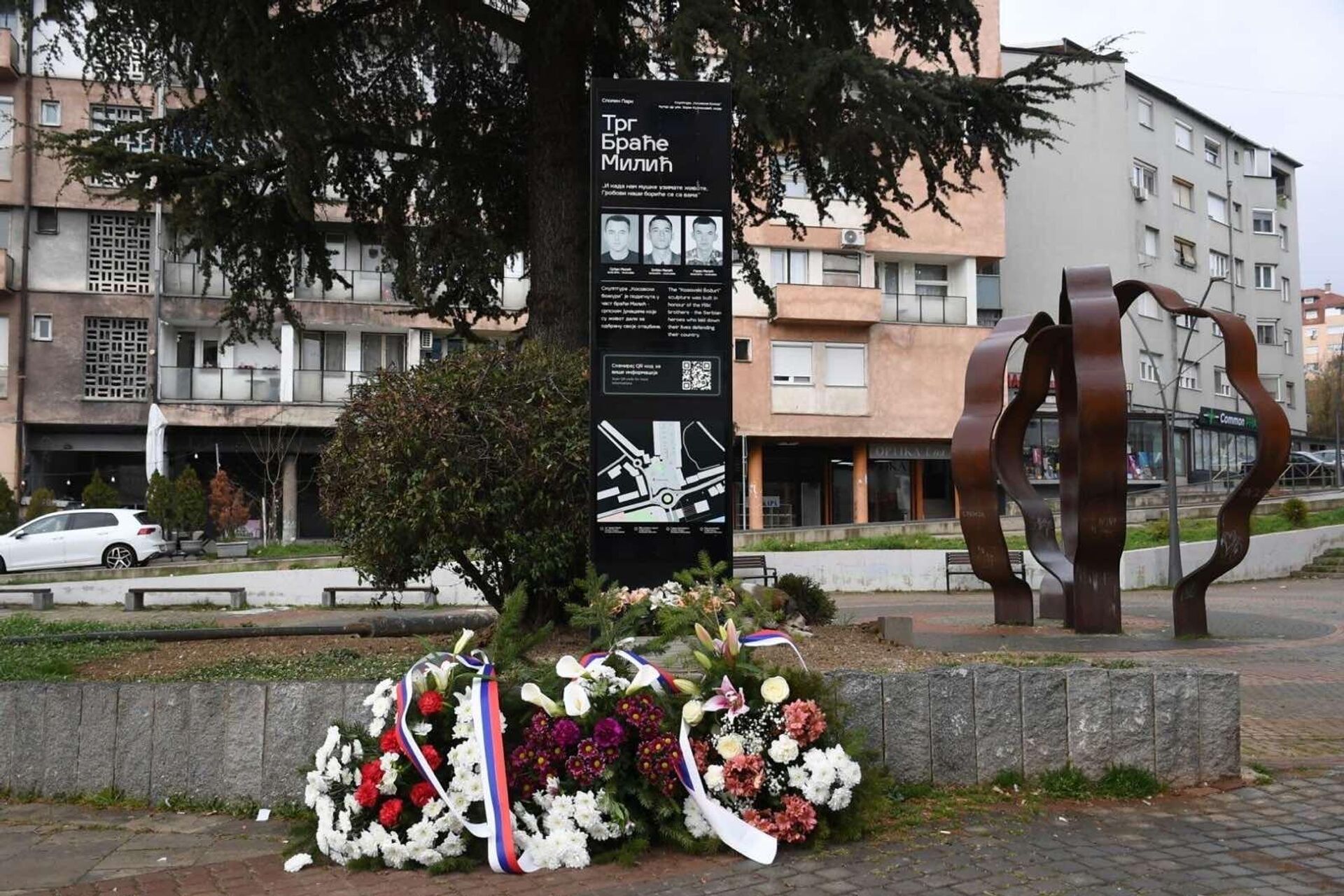 Na Trgu Braće Milić u Kosovskoj Mitrovici odata počast žrtvama NATO agresije. - Sputnik Srbija, 1920, 24.03.2025
