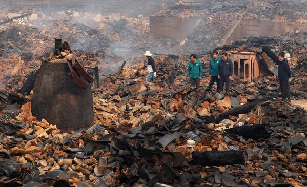 Он је истакао да ватрогасне екипе имају проблема у гашењу пожара због јаких ветрова који су захватили погођена подручја током ноћи.Према његовим речима, око 4.650 ватрогасаца, војника и других радника данас је радило на гашењу пожара уз помоћ око 130 хеликоптера. Он је истакао да ватрогасне екипе имају проблема у гашењу пожара због јаких ветрова који су захватили погођена подручја током ноћи.Према његовим речима, око 4.650 ватрогасаца, војника и других радника данас је радило на гашењу пожара уз помоћ око 130 хеликоптера. - Sputnik Србија