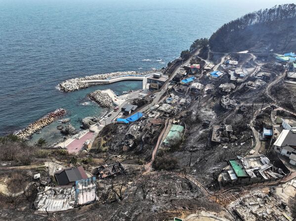 У телевизијском обраћању, вршилац дужности председника Јужне Кореје, Хан Дук Со, рекао је да пожари, који су почели прошлог петка, изазивају веће штете од многих претходних пожара."Штете се нагомилавају. Постоји забринутост да ћемо имати штете од пожара какве никада нисмо искусили, па нам је приоритет да пожаре угасимо до краја недеље", рекао је Хан. У телевизијском обраћању, вршилац дужности председника Јужне Кореје, Хан Дук Со, рекао је да пожари, који су почели прошлог петка, изазивају веће штете од многих претходних пожара."Штете се нагомилавају. Постоји забринутост да ћемо имати штете од пожара какве никада нисмо искусили, па нам је приоритет да пожаре угасимо до краја недеље", рекао је Хан. - Sputnik Србија