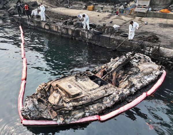 Међу погинулима је и пилот који је страдао након што се хеликоптер срушио током напора да се обуздају пожари у југоисточном граду Уисеонгу, једном од најтеже погођених подручја. У хеликоптеру није било других чланова посаде.Национална ватрогасна агенција саопштила је да је повређено најмање 26 особа. Међу погинулима је и пилот који је страдао након што се хеликоптер срушио током напора да се обуздају пожари у југоисточном граду Уисеонгу, једном од најтеже погођених подручја. У хеликоптеру није било других чланова посаде.Национална ватрогасна агенција саопштила је да је повређено најмање 26 особа. - Sputnik Србија