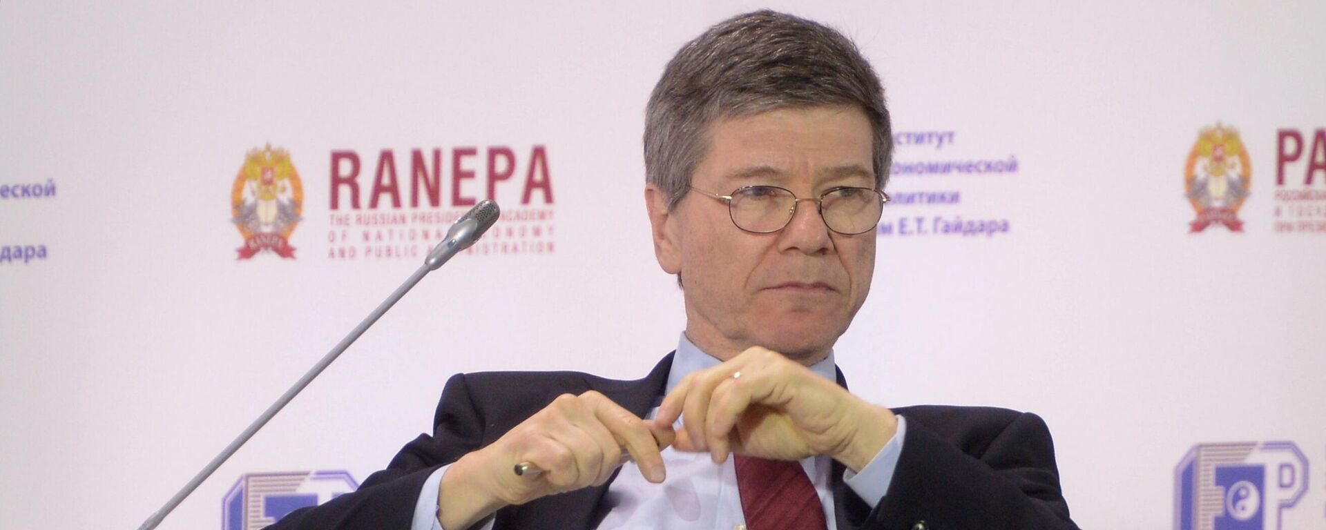 Direktor Centra za održivi razvoj Univerziteta Kolumbija (Njujork) profesor Džefri Saks - Sputnik Srbija, 1920, 01.06.2025