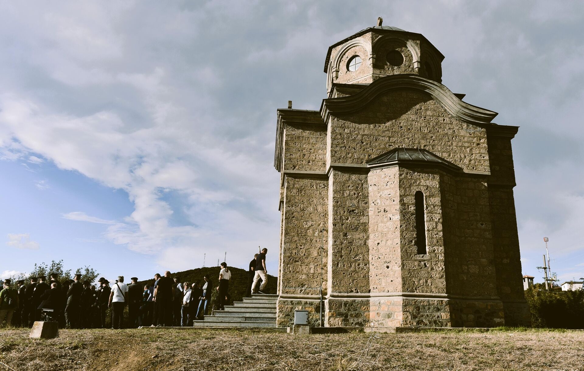 Spomen kosturnica u Udovu izgrađena je na zahtev kralja Aleksandra Krađorđevića, a po zamisli čuvenog Momira Korunovića. U Kosturnicu koja je otvorena i osvećena 1. novembra 1936. godine pohranjeni su i zemni ostaci 2.000 naših vojnika poginulih na prostoru Đevđelije, Strumice, Dorjana i mesta Negotino. Spomen kosturnica u Udovu izgrađena je na zahtev kralja Aleksandra Krađorđevića, a po zamisli čuvenog Momira Korunovića. U Kosturnicu koja je otvorena i osvećena 1. novembra 1936. godine pohranjeni su i zemni ostaci 2.000 naših vojnika poginulih na prostoru Đevđelije, Strumice, Dorjana i mesta Negotino. - Sputnik Srbija, 1920, 16.04.2025