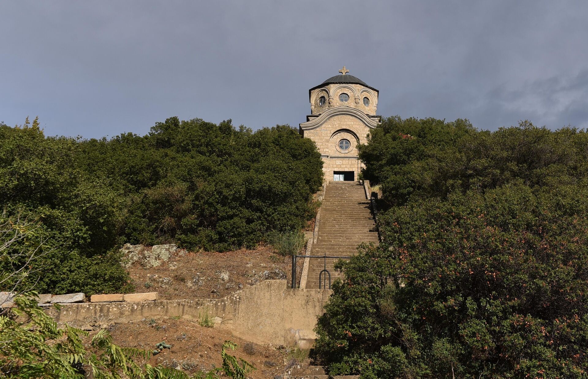 Hiljade Srba, tokom letnje sezone juri magistralnim putem Skoplje-Solun hrleći ka letovalištima na Egeju i retko ko baci pogled ka kosturnici na uzvišenju Hiljade Srba, tokom letnje sezone juri magistralnim putem Skoplje-Solun hrleći ka letovalištima na Egeju i retko ko baci pogled ka kosturnici na uzvišenju - Sputnik Srbija, 1920, 16.04.2025