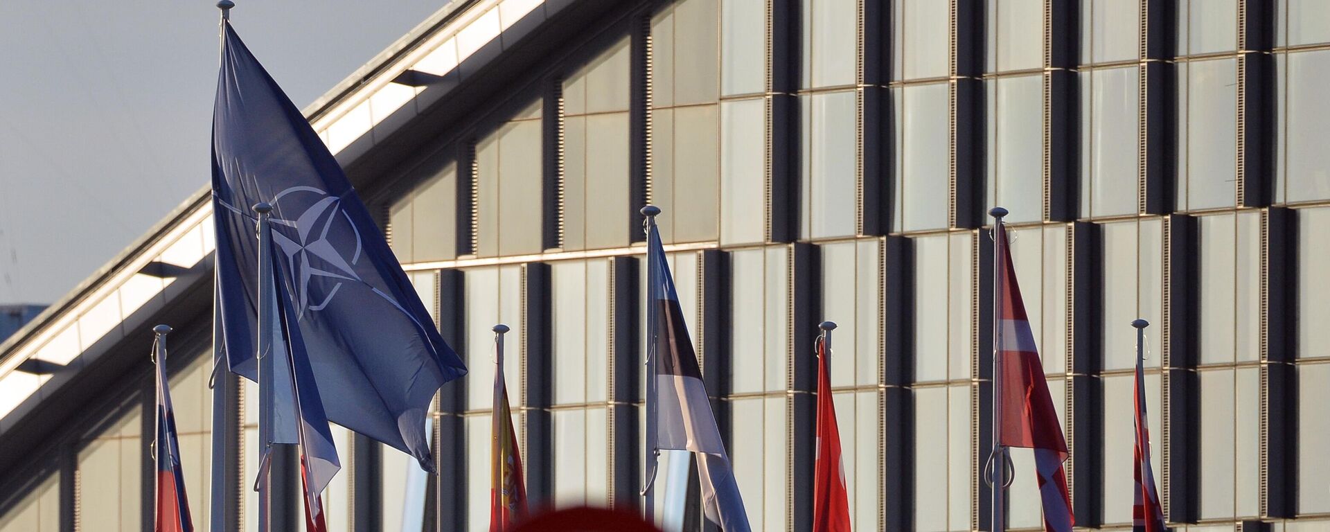 Заставе НАТО-а и земаља-чланица Алијансе испред седишта у Бриселу - Sputnik Србија, 1920, 07.09.2025
