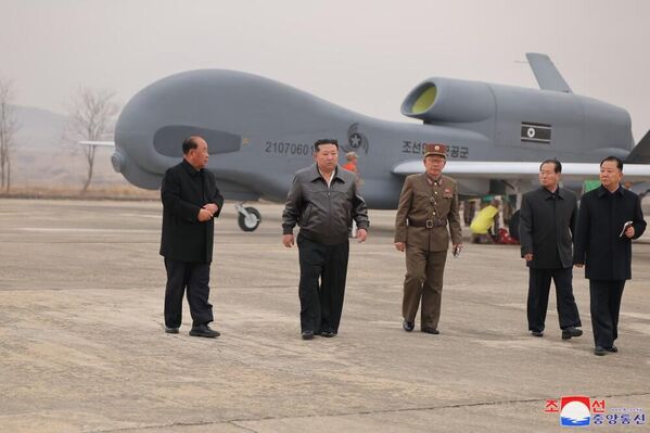 Том приликом севернокорејски лидер је рекао да управљање летелицама без посаде и способности вештачке интелигенције морају бити главни приоритети у развоју модерног наоружања. - Sputnik Србија