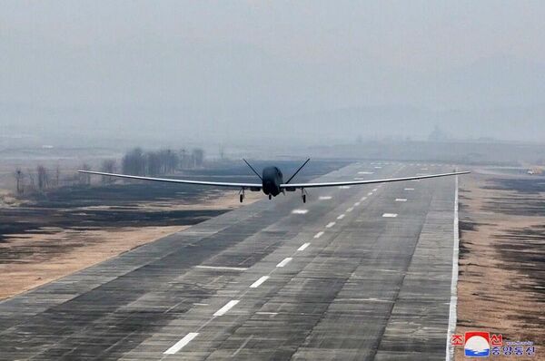 Новинска агенција КЦНА наводи да је Ким такође прегледао нове унапређене извиђачке дронове који су способни да детектују различите тактичке циљеве и активности непријатеља на копну и мору - Sputnik Србија