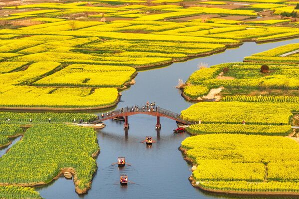 Туристи из чамаца уживају у прелепом погледу. - Sputnik Србија