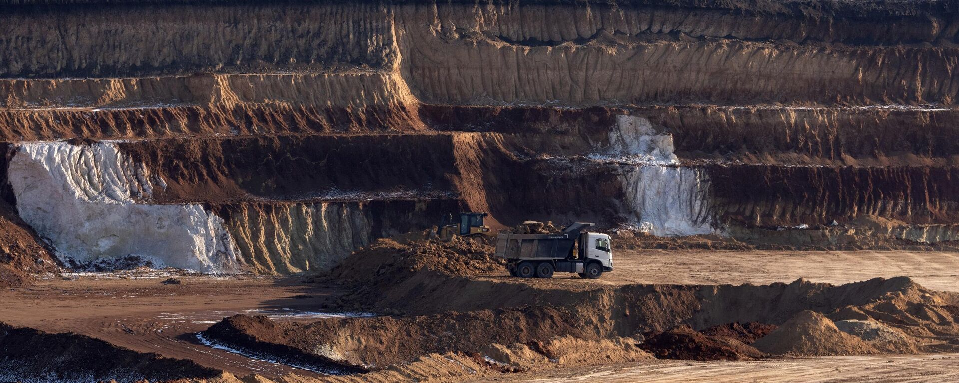 Utovarivanje rude titanijuma na površinskom kopu u ukrajinskom Kirovogradu - Sputnik Srbija, 1920, 27.03.2025