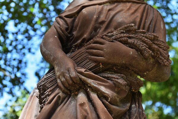 U starorimskoj mitologiji to je Cerera, a u grčkoj Demetra. Poput topčiderske boginje, grčka boginja zemljoradnje, plodnosti i zaštitnica polja, Demetra je najčešće prikazivana sa snopom žitnog klasja U starorimskoj mitologiji to je Cerera, a u grčkoj Demetra. Poput topčiderske boginje, grčka boginja zemljoradnje, plodnosti i zaštitnica polja, Demetra je najčešće prikazivana sa snopom žitnog klasja - Sputnik Srbija