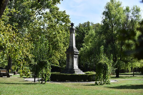 Topčiderskim parkom dominira Obelisk(rad kamenorezca Franca Lorana) podignut u čast povratka kneza Miloša u Srbiju 1859. godine. Sam obelisk je osmišljen kao zarubljena piramida, ukrašena skromno, ali znalačko vencima i štitovima sa oznakama Srbije i dinastije Obrenović pri vrhu stuba Topčiderskim parkom dominira Obelisk(rad kamenorezca Franca Lorana) podignut u čast povratka kneza Miloša u Srbiju 1859. godine. Sam obelisk je osmišljen kao zarubljena piramida, ukrašena skromno, ali znalačko vencima i štitovima sa oznakama Srbije i dinastije Obrenović pri vrhu stuba - Sputnik Srbija