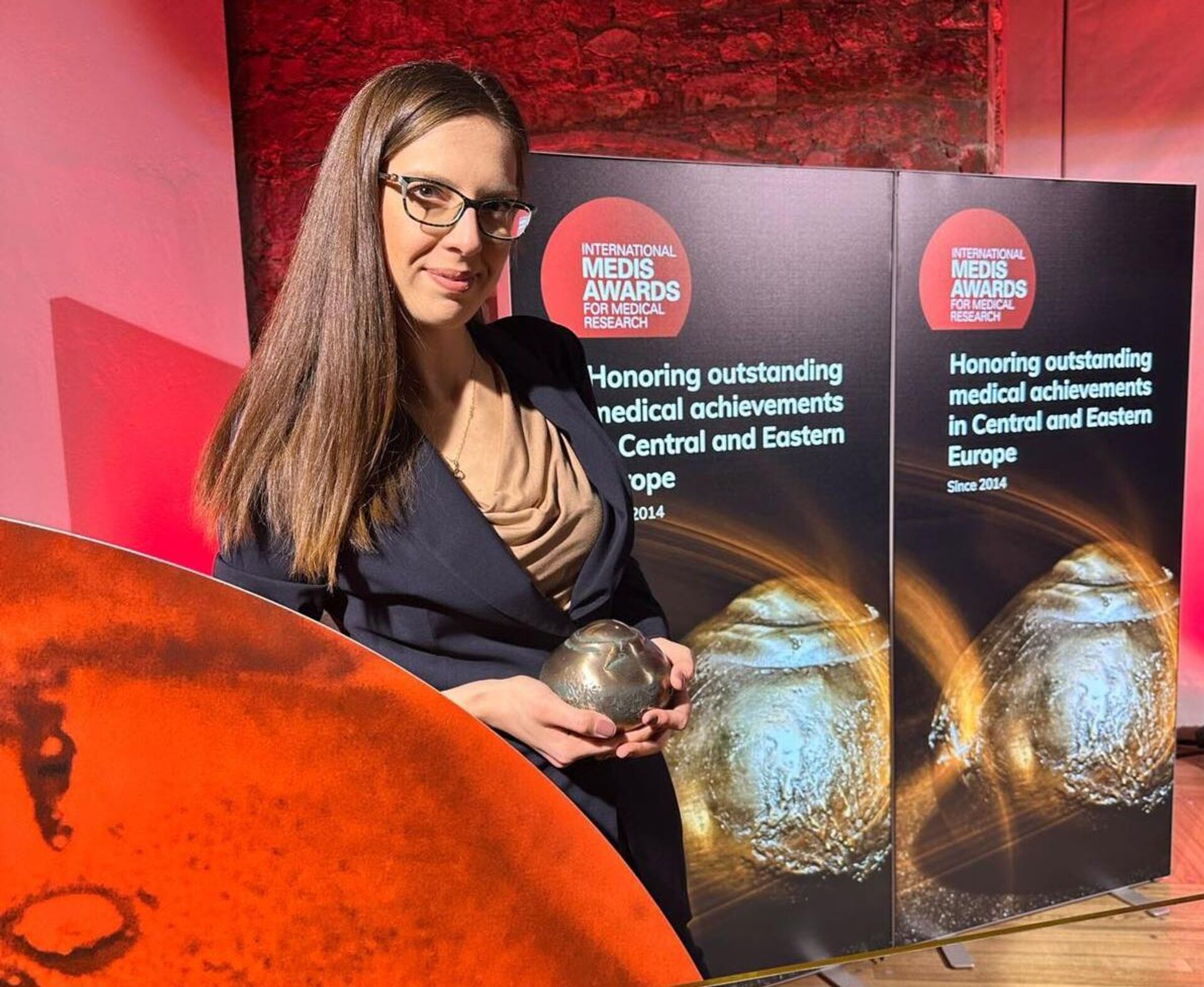 Uticaj bavljenja fizičkom aktivnošću na pojavu postporođajne depresije, to je naslov nagrađenog naučnog rada dr Rovčanin - Sputnik Srbija, 1920, 28.03.2025