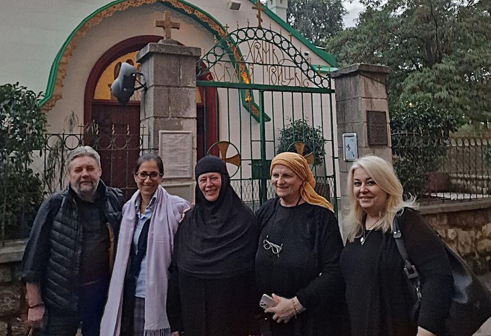 Jelena Mićić sa sagovornicima iz filma ispred Ruske crkve u Beogradu - Sputnik Srbija, 1920, 28.03.2025