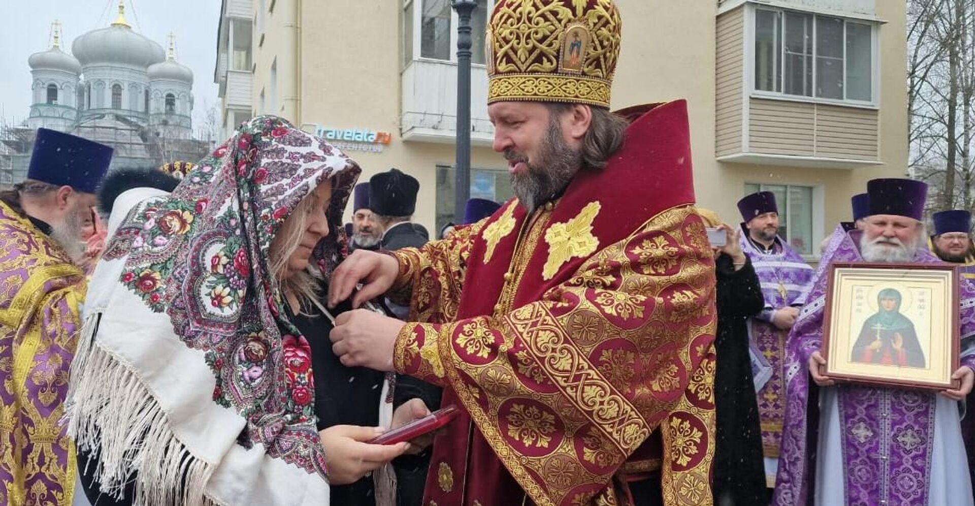 Vladika gatčinski i lužski Mitrofan uručuje Jeleni Mićić medalju Svete Marije Gatčinske  - Sputnik Srbija, 1920, 28.03.2025