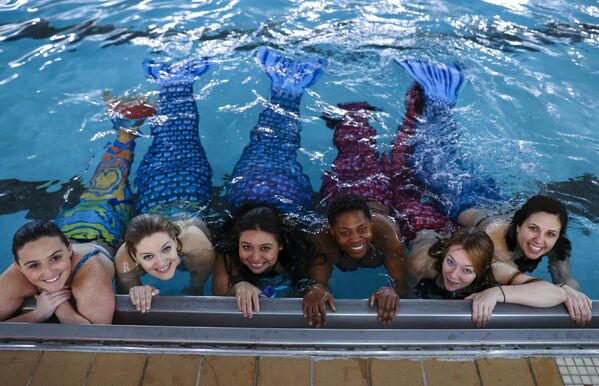 Жене вежбају пливање са реповима сирене у школи пливања у Чикагу. - Sputnik Србија