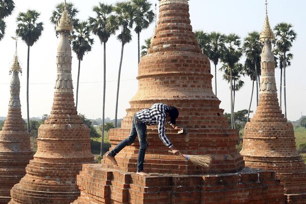 Na fotorgrafiji iz 2019. godine volonteri čiste drevne budističke pagode u glavnom gradu Mjanmara.Pagode u Nejpjidou izgrađene su pre 160 godina tokom dinastija Konbaung i Amarapura. - Sputnik Srbija
