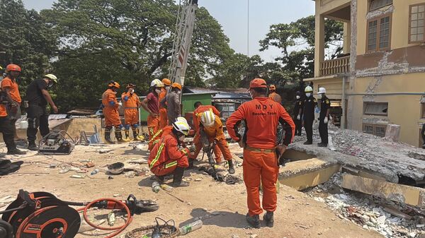 Спасиоци у Мандалеју у Мјанмару претражују рушевине после катастрофаланог земљотреса - Sputnik Србија