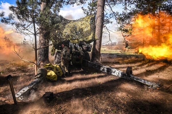 Dejstvo haubice D-20 dobrovoljačkog korpusa odvojenog bataljona za specijalne namene (OBSpN) „ArBat“ u Kurskoj oblasti. - Sputnik Srbija