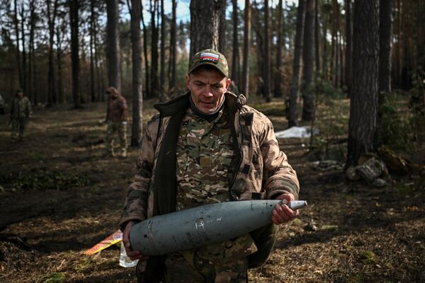 Vojnik artiljerijske posade vrši pripreme za ispaljivanje iz haubičkog topa D-20. - Sputnik Srbija